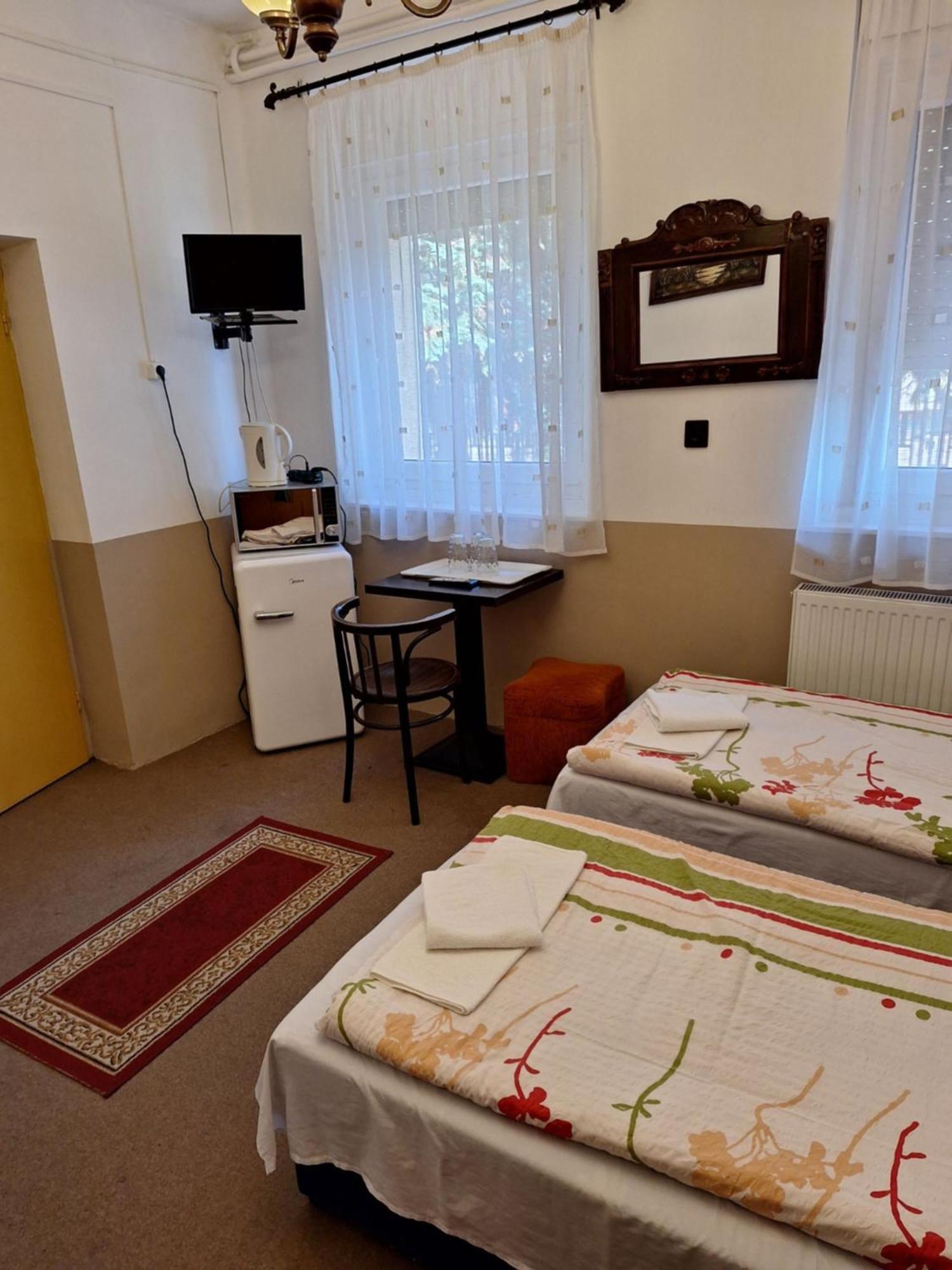 Bed and Breakfast Fenyo Panzio Мезёкёвешд Экстерьер фото
