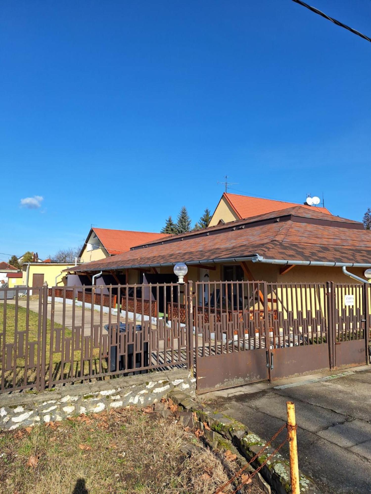 Bed and Breakfast Fenyo Panzio Мезёкёвешд Экстерьер фото