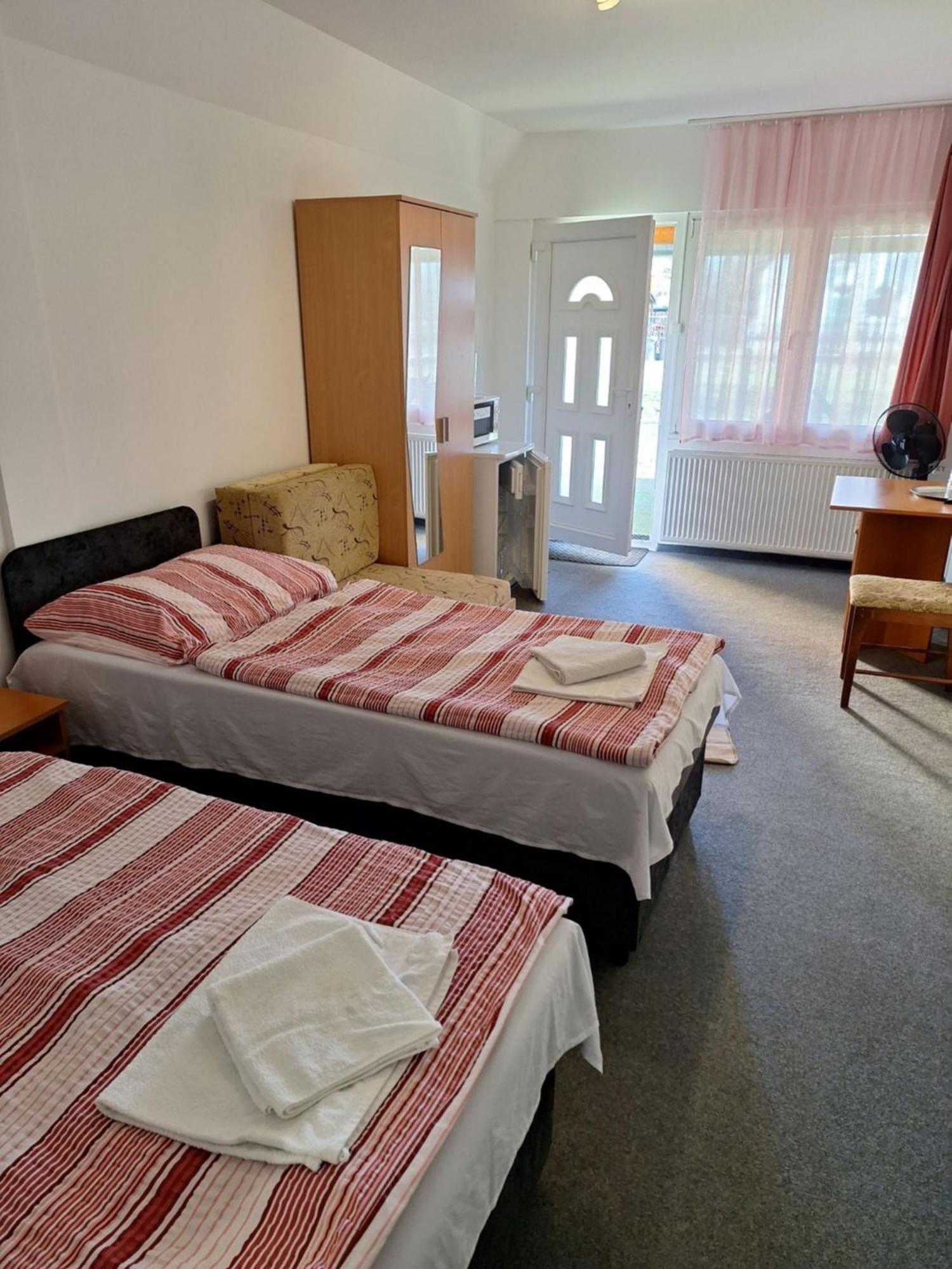 Bed and Breakfast Fenyo Panzio Мезёкёвешд Экстерьер фото